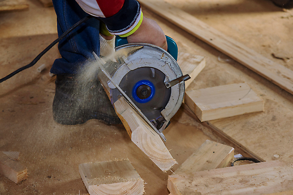 포토 JPG 해외이미지 주간 손 남자 발 실내 한명 들기 성인 야외 목재 아웃포커스 신체부위 건설현장 전기톱 절단기 성인남자한명만 건설근로자 해외포토 자연요소 나무 직업 1 재료 모션 건설업 촬영기법 사람 내부 기계 톱 남자한명만 성인남자만 파일형식 이미지허브