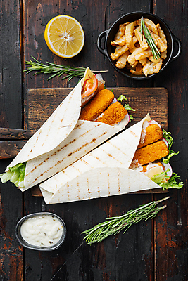 포토 JPG 해외이미지 검은배경 실내 샌드위치 사람없음 감자튀김 레몬 로즈메리 나무도마 생선튀김 타르타르소스 토르티야 해외포토 음식 백그라운드 과일 감자 도마 내부 목재 검은색 튀김 소스_음식 허브 파일형식 이미지허브