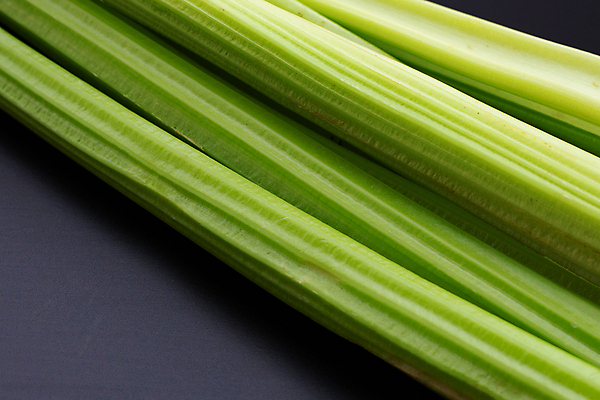 포토 JPG 해외이미지 줄기 백그라운드 검은배경 근접촬영 사람없음 신선 유기농 슬라이스 샐러리 해외포토 식물 웰빙 뷰포인트 채소 검은색 파일형식 이미지허브