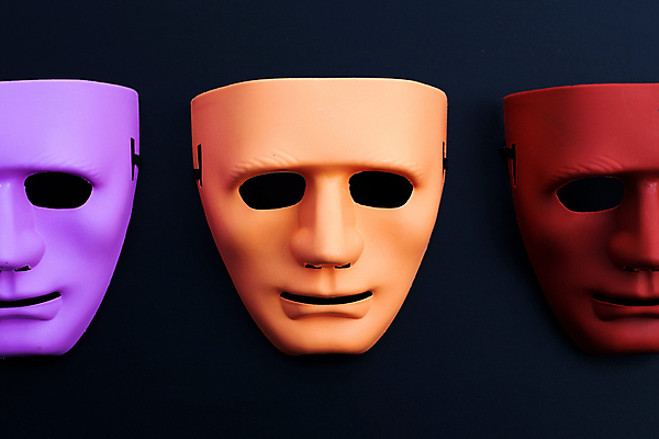 포토 JPG 해외이미지 검은배경 실내 가면 사람없음 빨간색 노란색 보라색 세개 오브젝트 일렬 해외포토 컬러 백그라운드 3 내부 검은색 파일형식 이미지허브