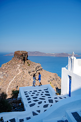 포토 JPG 해외이미지 전신 부부 여자 남자 바다 여행 난간 하늘 산 함께함 사랑 성인 두명 건물 옆모습 마을 손잡기 신혼여행 산토리니 성인만 해외포토 건축물 커플 감정 뷰포인트 결혼 컨셉 모션 사람 그리스 파일형식 이미지허브