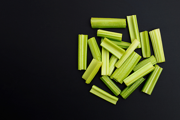 포토 JPG 해외이미지 줄기 검은배경 사람없음 신선 유기농 슬라이스 샐러리 해외포토 식물 웰빙 백그라운드 채소 검은색 파일형식 이미지허브