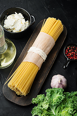 포토 JPG 해외이미지 식재료 검은배경 치즈 실내 마늘 사람없음 올리브오일 스파게티면 통후추 파스타면 해외포토 백그라운드 채소 유제품 파스타 내부 검은색 면류 기름_음식 후추 파일형식 이미지허브