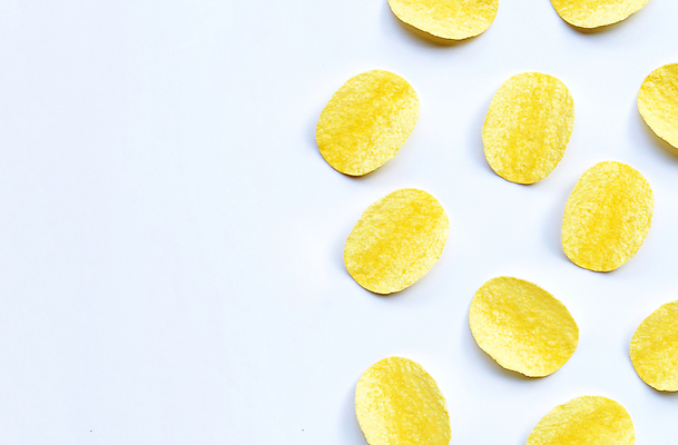 포토 JPG 해외이미지 패턴 실내 사람없음 하이앵글 과자 흰배경 감자칩 짠맛 카피스페이스 해외포토 뷰포인트 백그라운드 무늬 디저트 내부 공백 흰색 칩_음식 맛 파일형식 이미지허브