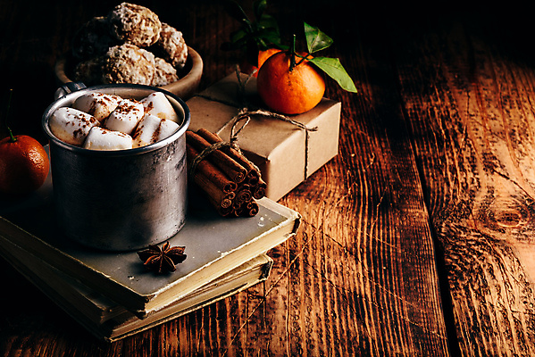 포토 JPG 해외이미지 빵 귤 실내 따뜻함 사람없음 책 선물상자 머그컵 달콤 감성 코코아 마시멜로우 나무탁자 시나몬스틱 카피스페이스 팔각회향 해외포토 음료 음식 컨셉 과일 탁자 디저트 선물 내부 컵 상자 공백 맛 향신료 시나몬 파일형식 이미지허브