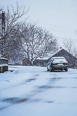 포토 JPG 해외이미지 나무 구름 도로 겨울 자연 하늘 날씨 스키 주택 풍경 경사 사람없음 야외 건물 목재 냉동 얼음 추위 나뭇가지 언덕 서리 폭풍 이웃 눈보라 해외포토 자연요소 식물 건축물 계절 길 재료 교통시설 겨울스포츠 눈_날씨 생태계 파일형식 이미지허브