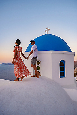 포토 JPG 해외이미지 전신 부부 여자 남자 여행 십자가 하늘 지붕 함께함 사랑 서기 성인 두명 건물 옆모습 교회 마을 손잡기 신혼여행 산토리니 성인만 해외포토 건축물 커플 감정 뷰포인트 결혼 컨셉 종교건축 모션 사람 그리스 파일형식 이미지허브