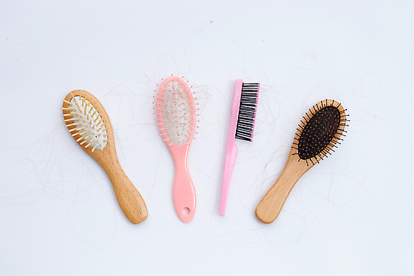 포토 JPG 해외이미지 실내 사람없음 머리카락 머리빗 오브젝트 흰배경 탈모 해외포토 백그라운드 내부 머리 흰색 미용용품 증상 파일형식 이미지허브