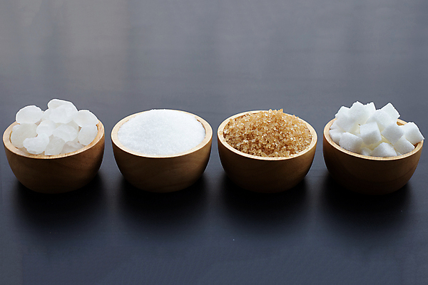 포토 JPG 해외이미지 식재료 검은배경 실내 종류 사람없음 조미료 달콤 설탕 각설탕 나무그릇 황설탕 해외포토 그릇 백그라운드 내부 목재 검은색 맛 향미료 파일형식 이미지허브