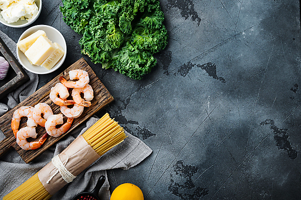 포토 JPG 해외이미지 식재료 회색배경 치즈 새우 실내 사람없음 나무도마 스파게티면 파스타면 카피스페이스 해외포토 백그라운드 유제품 도마 파스타 갑각류 내부 목재 공백 회색 면류 파일형식 이미지허브