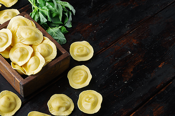 포토 JPG 해외이미지 실내 사람없음 이탈리아음식 나무상자 나무바닥 바질 라비올리 카피스페이스 나무배경 해외포토 백그라운드 바닥 서양음식 내부 상자 공백 파일형식 이미지허브