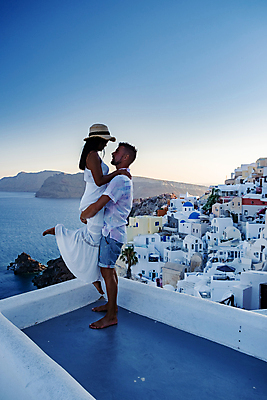 포토 JPG 해외이미지 전신 부부 여자 남자 바다 여행 안기 하늘 함께함 사랑 성인 두명 건물 옆모습 마주보기 마을 신혼여행 옥상 산토리니 다리들기 성인만 해외포토 건축물 커플 감정 뷰포인트 결혼 컨셉 모션 사람 그리스 파일형식 이미지허브