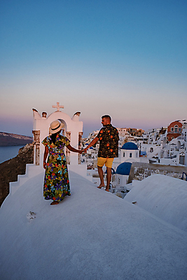 포토 JPG 해외이미지 전신 부부 여자 남자 여행 십자가 하늘 지붕 함께함 사랑 성인 두명 건물 옆모습 교회 마주보기 걷기 마을 손잡기 신혼여행 산토리니 성인만 해외포토 건축물 커플 감정 뷰포인트 결혼 컨셉 종교건축 모션 사람 그리스 파일형식 이미지허브