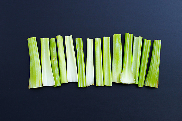 포토 JPG 해외이미지 줄기 검은배경 사람없음 신선 유기농 슬라이스 샐러리 해외포토 식물 웰빙 백그라운드 채소 검은색 파일형식 이미지허브