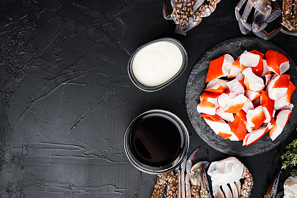 포토 JPG 해외이미지 식재료 검은배경 실내 사람없음 하이앵글 게 신선 간장 종지 마요네즈 맛살 카피스페이스 돌접시 해외포토 그릇 접시 음식 뷰포인트 백그라운드 갑각류 내부 검은색 공백 양념 소스_음식 파일형식 이미지허브