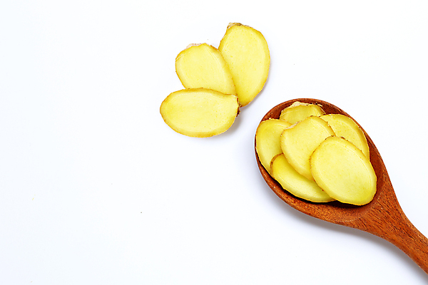 포토 JPG 해외이미지 단면 실내 사람없음 흰배경 담기 슬라이스 생강 나무숟가락 해외포토 백그라운드 채소 모션 내부 숟가락 흰색 파일형식 이미지허브