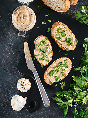 포토 JPG 해외이미지 검은배경 도마 파슬리 마늘 사람없음 하이앵글 병 바게트 슬라이스 잼나이프 스프레드 해외포토 식기 음식 빵 뷰포인트 백그라운드 채소 주방용품 검은색 나이프 파일형식 이미지허브