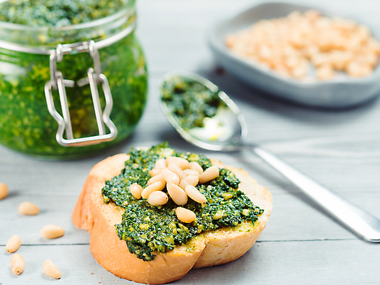 포토 JPG 해외이미지 채소 유리병 요리 사람없음 아웃포커스 숟가락 이탈리아 견과류 양념 바게트 슬라이스 바질 브루스케타 해외포토 유럽 빵 병_용기 촬영기법 수저 파일형식 이미지허브