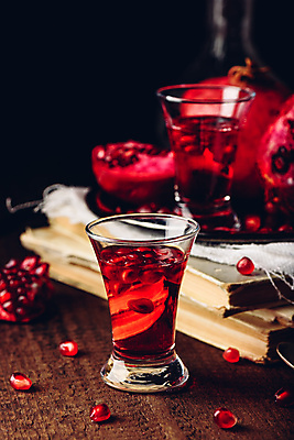 포토 JPG 해외이미지 잔 쟁반 실내 사람없음 책 칵테일 과실주 석류 나무탁자 석류알 석류주스 해외포토 식기 과일 탁자 주류 내부 과일주스 파일형식 이미지허브