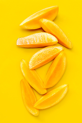 포토 JPG 해외이미지 단면 실내 사람없음 여러개 열대과일 슬라이스 망고 과일조각 노란배경 애플망고 해외포토 조각 다수 백그라운드 과일 내부 노란색 파일형식 이미지허브