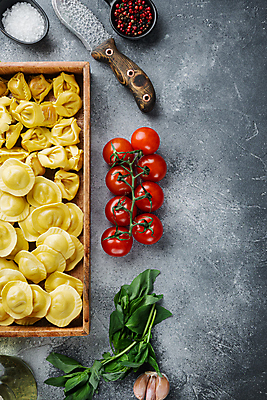 포토 JPG 해외이미지 방울토마토 회색배경 실내 마늘 사람없음 이탈리아음식 소금 후추 바질 나무그릇 라비올리 카피스페이스 해외포토 그릇 백그라운드 토마토 채소 서양음식 내부 목재 공백 회색 향신료 파일형식 이미지허브