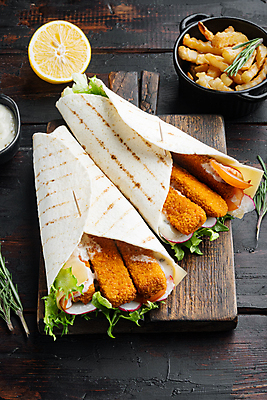 포토 JPG 해외이미지 검은배경 실내 샌드위치 사람없음 감자튀김 레몬 나무도마 생선튀김 토르티야 해외포토 음식 백그라운드 과일 감자 도마 내부 목재 검은색 튀김 파일형식 이미지허브