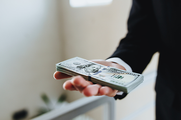 포토 JPG 해외이미지 1 손 종이 백그라운드 컨셉 셔츠 지폐 돈 비즈니스 성공 실내 사람 정장 사람없음 금융 경제 쇼핑 쌓기 달러 미국 저축 잡기 재산 소프트포커스 심볼 보따리 투자 결제 흙더미 계산서 욕심 월급 대출 빚 고립 세금 수입 해외포토 옷 상의 북아메리카 모션 촬영기법 내부 신체부위 흙 파일형식 더미 이미지허브