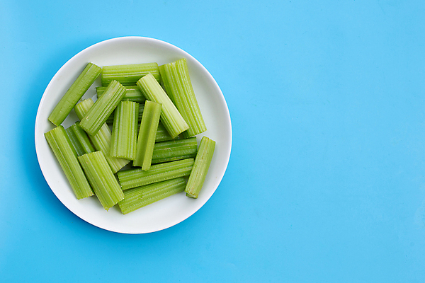 포토 JPG 해외이미지 접시 사람없음 신선 유기농 담기 파란배경 슬라이스 카피스페이스 해외포토 식기 웰빙 백그라운드 모션 파란색 공백 파일형식 이미지허브