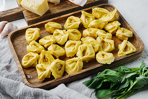 포토 JPG 해외이미지 회색배경 치즈 실내 사람없음 이탈리아음식 천 흰배경 바질 나무도마 나무쟁반 라비올리 해외포토 백그라운드 유제품 도마 쟁반 서양음식 내부 목재 회색 흰색 직물 파일형식 이미지허브