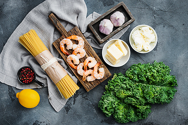 포토 JPG 해외이미지 식재료 회색배경 치즈 새우 실내 마늘 사람없음 하이앵글 식탁보 레몬 나무도마 스파게티면 통후추 파스타면 해외포토 뷰포인트 백그라운드 채소 과일 유제품 도마 파스타 갑각류 내부 목재 회색 면류 후추 파일형식 이미지허브