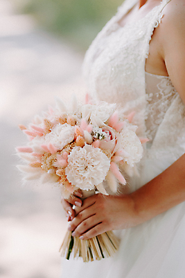 포토 JPG 해외이미지 여자 꽃 신부 부케 결혼 결혼식 실내 사랑 한명 들기 상반신 성인 옆모습 아웃포커스 축하 성인여자한명만 해외포토 식물 1 감정 뷰포인트 꽃다발 컨셉 모션 촬영기법 사람 이벤트 내부 여자한명만 성인여자만 파일형식 이미지허브