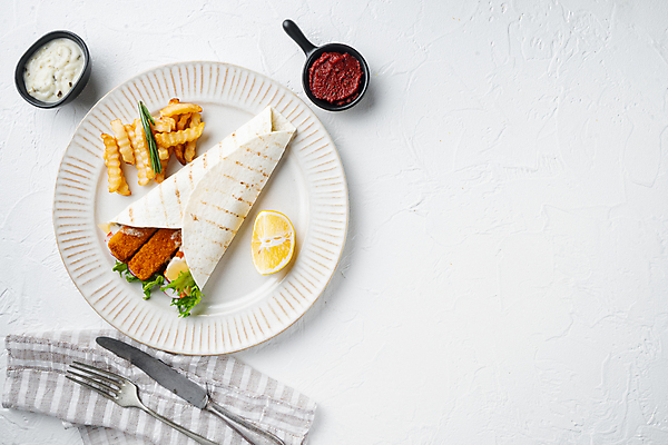 포토 JPG 해외이미지 접시 포크 실내 샌드위치 사람없음 감자튀김 나이프 레몬 흰배경 냅킨 생선튀김 타르타르소스 토르티야 카피스페이스 해외포토 식기 음식 백그라운드 과일 감자 내부 공백 튀김 흰색 소스_음식 칼 파일형식 이미지허브