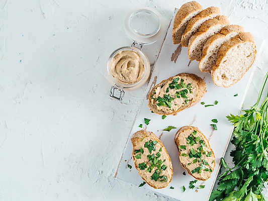 포토 JPG 해외이미지 빵 조각 파슬리 사람없음 병 바게트 나무도마 카피스페이스 스프레드 해외포토 식기 음식 채소 도마 목재 공백 파일형식 이미지허브
