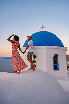 포토 JPG 해외이미지 전신 부부 응시 여자 남자 바다 여행 십자가 하늘 지붕 함께함 사랑 서기 성인 두명 건물 옆모습 교회 마을 손잡기 신혼여행 산토리니 성인만 해외포토 건축물 커플 시선 감정 뷰포인트 결혼 컨셉 종교건축 모션 사람 그리스 파일형식 이미지허브