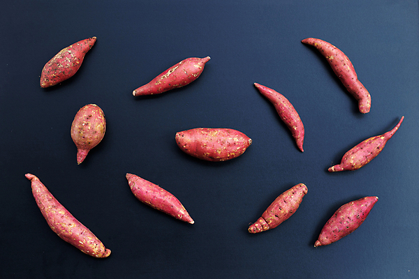 포토 JPG 해외이미지 검은배경 실내 사람없음 여러개 고구마 해외포토 다수 백그라운드 뿌리채소 내부 검은색 파일형식 이미지허브