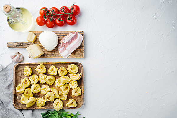포토 JPG 해외이미지 방울토마토 치즈 실내 사람없음 이탈리아음식 올리브오일 흰배경 베이컨 바질 나무도마 나무쟁반 라비올리 모짜렐라치즈 카피스페이스 해외포토 백그라운드 토마토 유제품 도마 쟁반 서양음식 돼지고기 내부 목재 공백 흰색 기름_음식 파일형식 이미지허브