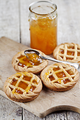 포토 JPG 해외이미지 사람없음 숟가락 달콤 병 나무도마 살구잼 타르트 나무배경 해외포토 식기 빵 백그라운드 도마 수저 목재 맛 잼 파이_빵 파일형식 이미지허브
