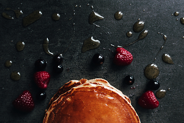 포토 JPG 해외이미지 접시 탁자 디저트 실내 사람없음 달콤 산딸기 꿀 팬케이크 해외포토 식기 음식 가구 과일 내부 케이크 맛 파일형식 이미지허브