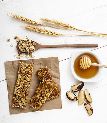 포토 JPG 해외이미지 실내 사람없음 달콤 흰배경 건강식품 꿀 나무숟가락 벼이삭 뮤즐리 에너지바 허니디퍼 브라질넛 종이호일 해외포토 음식 백그라운드 건강 내부 숟가락 견과류 흰색 도구 맛 이삭 파일형식 이미지허브