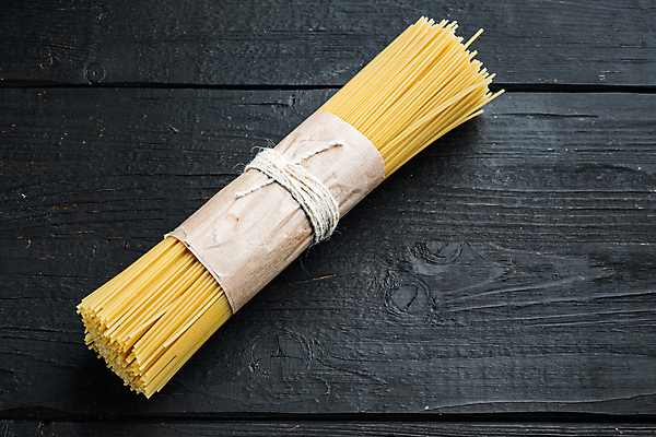 포토 JPG 해외이미지 식재료 검은배경 실내 사람없음 스파게티면 파스타면 나무배경 해외포토 백그라운드 파스타 내부 검은색 면류 파일형식 이미지허브