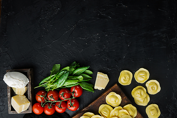 포토 JPG 해외이미지 방울토마토 검은배경 치즈 실내 사람없음 이탈리아음식 나무상자 바질 나무도마 라비올리 카피스페이스 해외포토 백그라운드 토마토 유제품 도마 서양음식 내부 목재 상자 검은색 공백 파일형식 이미지허브