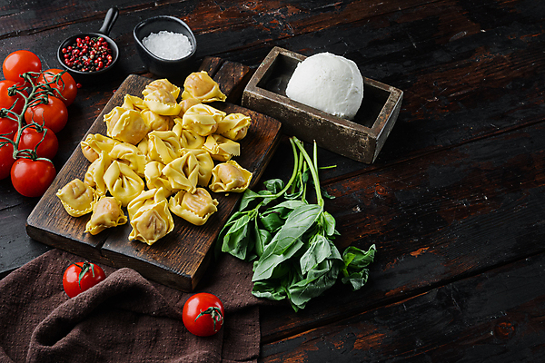 포토 JPG 해외이미지 방울토마토 실내 사람없음 이탈리아음식 나무상자 나무바닥 소금 바질 나무도마 라비올리 통후추 카피스페이스 해외포토 토마토 바닥 도마 서양음식 내부 목재 상자 공백 후추 파일형식 이미지허브