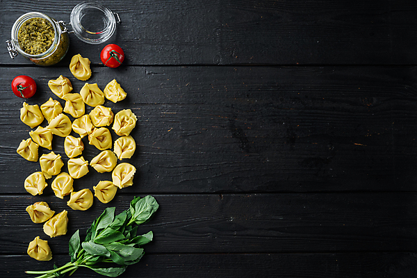 포토 JPG 해외이미지 방울토마토 검은배경 실내 사람없음 이탈리아음식 바질 라비올리 카피스페이스 페스토 해외포토 백그라운드 토마토 서양음식 내부 검은색 공백 소스_음식 파일형식 이미지허브