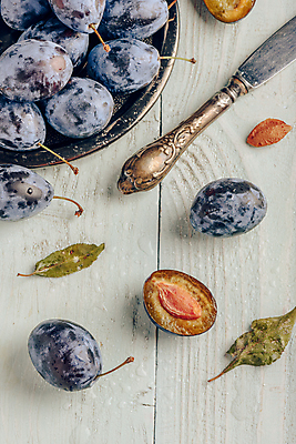 포토 JPG 해외이미지 접시 잎 단면 실내 사람없음 나이프 슬라이스 서양자두 나무배경 해외포토 식물 식기 백그라운드 내부 칼 파일형식 이미지허브