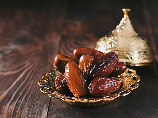 포토 JPG 해외이미지 접시 탁자 디저트 사람없음 달콤 건과일 대추야자 카피스페이스 해외포토 식기 음식 가구 과일 건조 공백 맛 파일형식 이미지허브