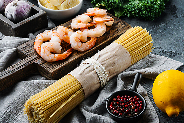 포토 JPG 해외이미지 식재료 회색배경 새우 실내 근접촬영 사람없음 레몬 스파게티면 통후추 파스타면 해외포토 뷰포인트 백그라운드 과일 파스타 갑각류 내부 회색 면류 후추 파일형식 이미지허브