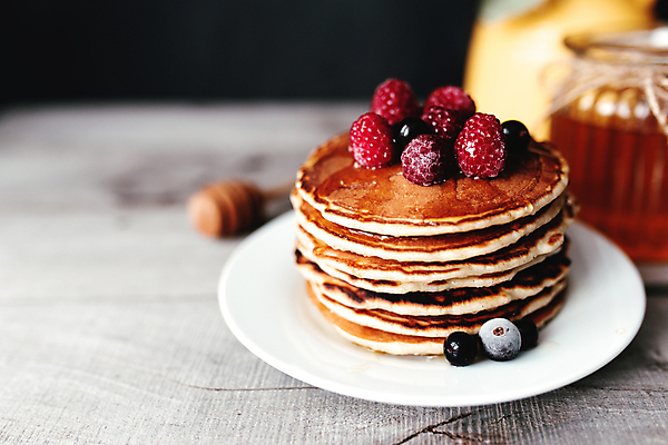 포토 JPG 해외이미지 접시 탁자 디저트 실내 사람없음 노란색 꽃병 달콤 블루베리 산딸기 꿀 팬케이크 유칼립투스 해외포토 식물 식기 꽃 음식 컬러 가구 과일 내부 케이크 맛 파일형식 이미지허브