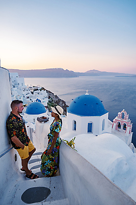 포토 JPG 해외이미지 전신 부부 여자 남자 바다 여행 하늘 함께함 사랑 성인 두명 건물 옆모습 마주보기 계단 마을 기댐 신혼여행 주머니손 산토리니 성인만 해외포토 건축물 커플 감정 뷰포인트 결혼 컨셉 모션 사람 그리스 파일형식 이미지허브