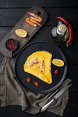 포토 JPG 해외이미지 접시 음식 포크 고추 사람없음 하이앵글 계란 나이프 기름 계란요리 천 레몬 오믈렛 나무도마 집게발 해외포토 식기 뷰포인트 채소 과일 도마 요리 목재 알 직물 칼 파일형식 이미지허브