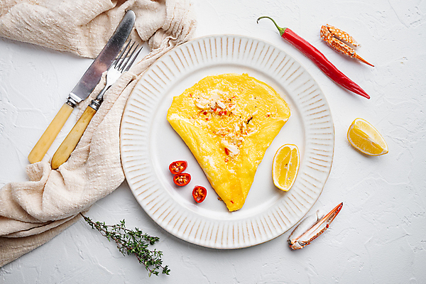 포토 JPG 해외이미지 접시 음식 포크 고추 사람없음 하이앵글 계란 나이프 계란요리 레몬 허브 오믈렛 집게발 해외포토 식물 식기 뷰포인트 채소 과일 요리 알 칼 파일형식 이미지허브